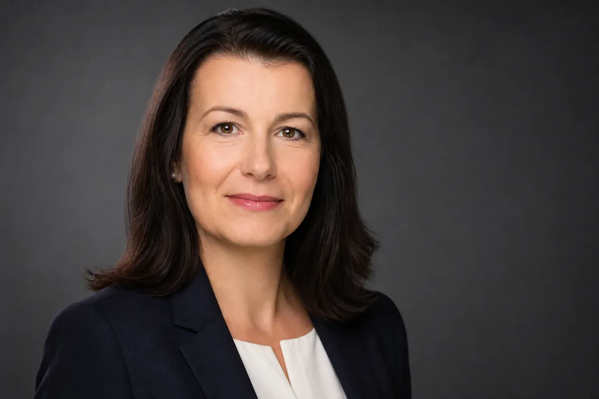 Porträt von Sabine Richter in dunklem Blazer