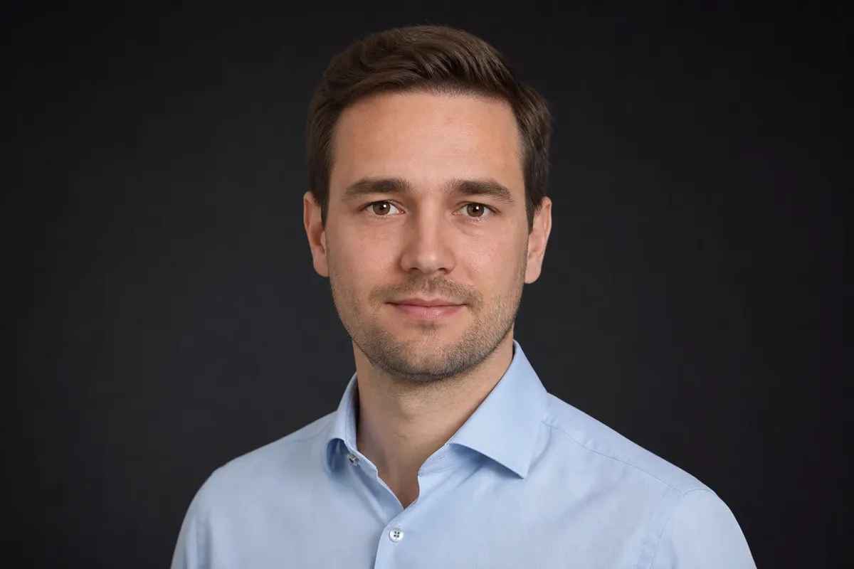 Porträt von Jonas Keller in hellem Hemd