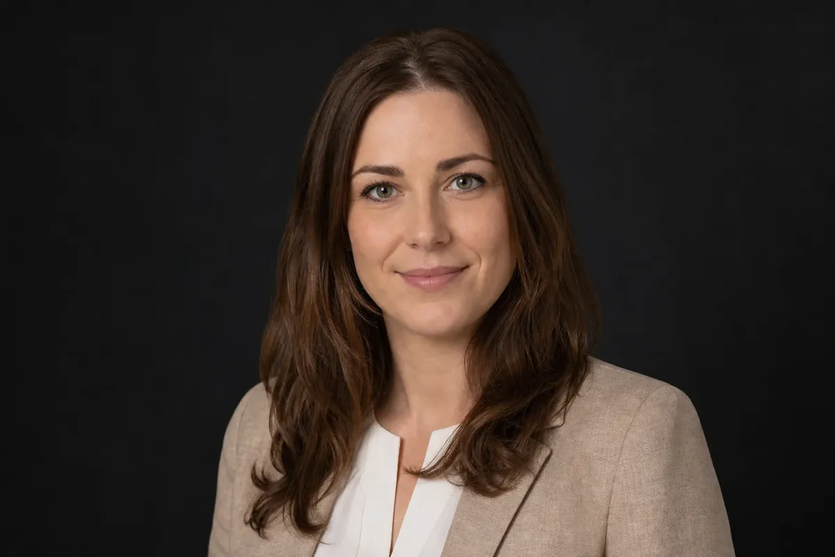 Porträt von Miriam Vogel in Business-Casual-Kleidung